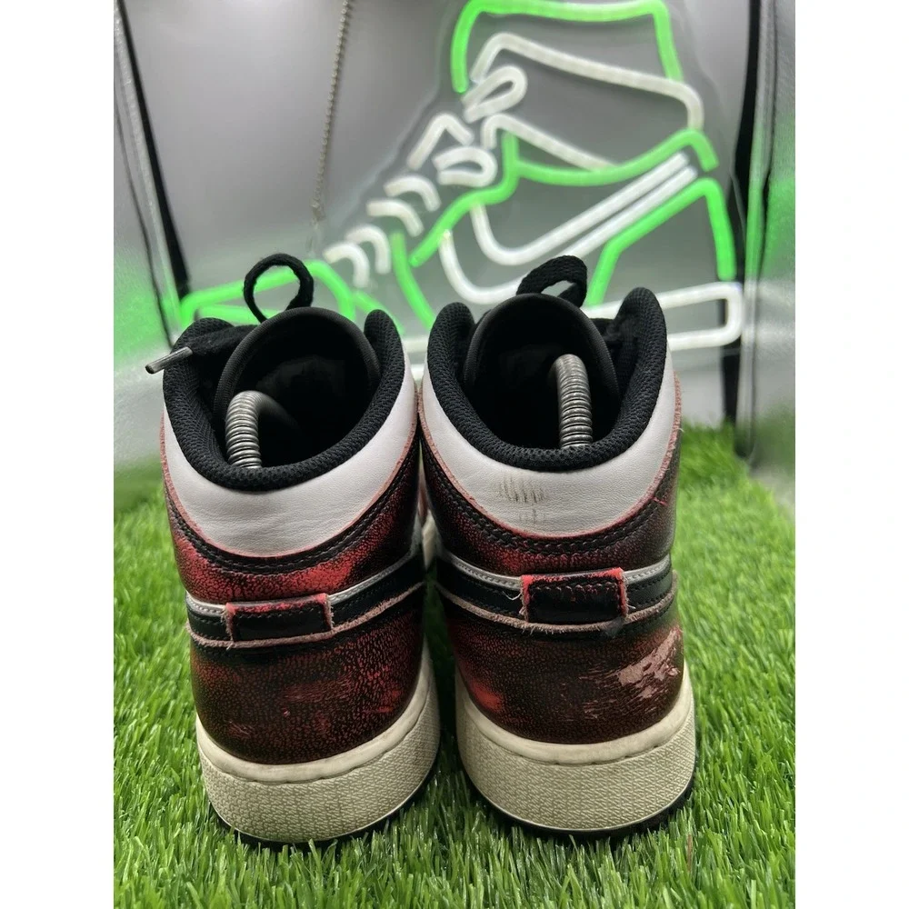 Air Jordan 1 Mid SE Black Infrared White FB0568-006 GS Size 7Y Wear Away Chicago